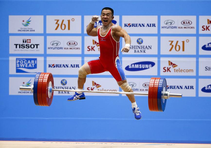 L&#39;olimpionico nordcoreano Om Yun Chol (cat. - 56 kg) esultante dopo il nuovo record mondiale: 170 kg nella fase di strappo (uno in pi del precedente che gi gli apparteneva). Al mondiale dell&#39;anno scorso il nordcoreano era caduto sotto il bilanciere infortunandosi nel tentativo di battere il suo primato di 169 kg. Nel combinato strappo slancio Chol ha fissato il record del mondo a 298 kg (record deli Giochi asiatici). Argento al vietnamita Thach Kim Tuan e bronzo al favorito cinese  Wu Jingbiao che era stato d&#39;argento a Londra.  Reuters